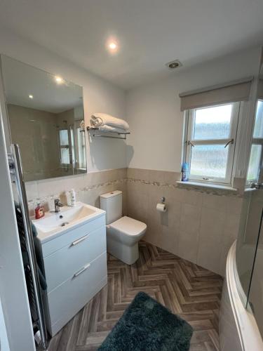 Et badeværelse på Inchmarlo Villa 29 Banchory