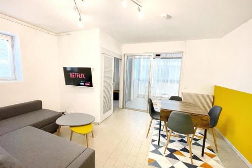 un salon avec un canapé et une table dans l'établissement Apartment with balcony - sea view, à Canet