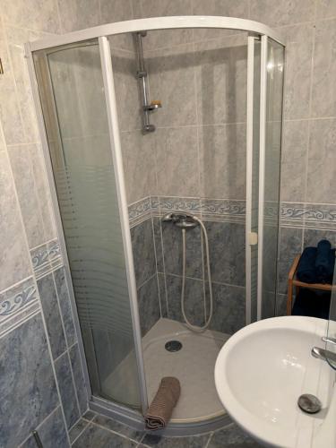 une douche avec une porte vitrée à côté d'un lavabo dans l'établissement Cozy apartment in Cap Coudalère, lake and pool view, 4 people, au Barcarès