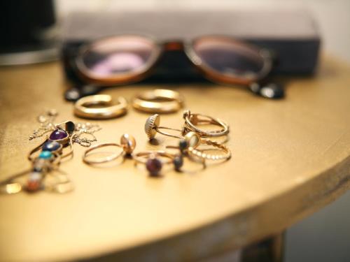 a group of rings and glasses on a table at SEE & THE CITY apartments in St. Wolfgang
