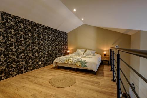 - une chambre avec un lit et un mur noir dans l'établissement Duplex avec terrasse proche Pérouges Meximieux CNPE BUGEY, à Faramans
