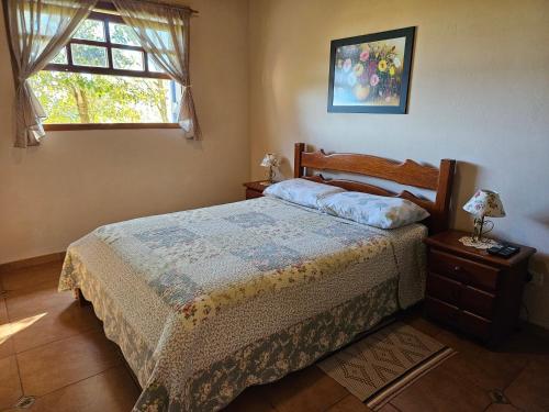 Cama ou camas em um quarto em Casa de Campo Araxá na montanha com piscina