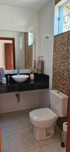 ラゴア・サンタにあるEncanto da Lagoaのトイレ、洗面台、鏡のあるバスルーム