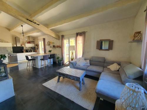 un salon avec un canapé et une table dans l'établissement La pastourelle villa 6 couchages au calme, à Forcalquier