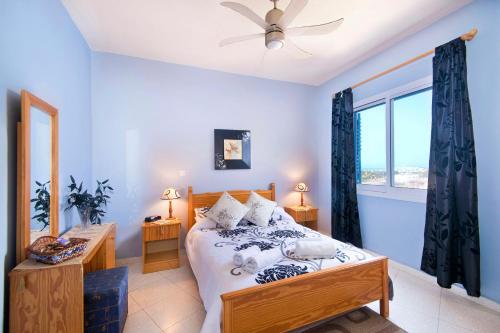 een slaapkamer met een bed en een raam bij King's Palace Apartment in Paphos City