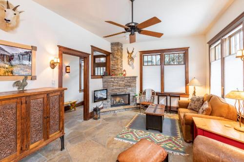 ein Wohnzimmer mit Couch und Kamin in der Unterkunft Heritage House by Exceptional Stays in Telluride
