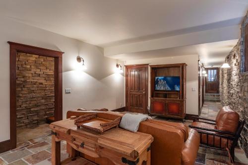 ein Wohnzimmer mit Sofa und Tisch in der Unterkunft Heritage House by Exceptional Stays in Telluride