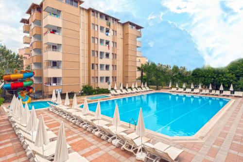 Baseinas apgyvendinimo įstaigoje Saritas Hotel ONLY FAMILY CONCEPT arba netoliese