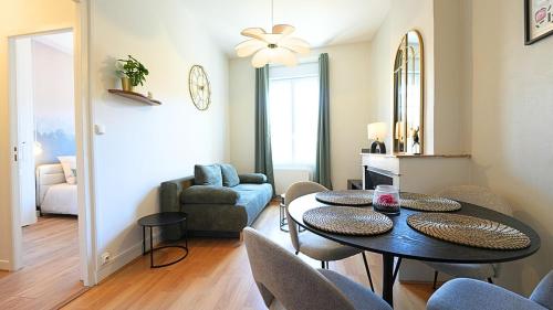 un salon avec une table, des chaises et un canapé dans l'établissement Appartement cosy et design entre PartDieu et Charpennes, à Lyon