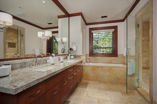 bagno con doppio lavabo e doccia di Beautifully Decorated Ocean Front 3 Bedroom Den, 35 Bath Montage Kapalua Grand Residence Sleeps 8 a Kapalua