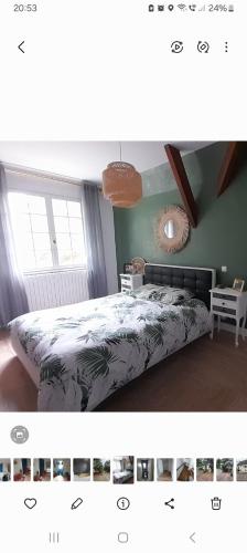 une chambre avec un lit et un miroir au mur dans l'établissement Belle maison proche du futuroscope, à Thuré