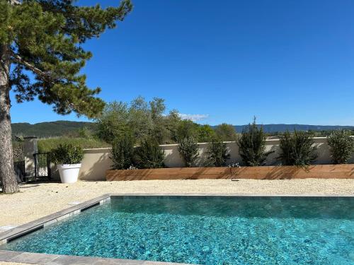 une piscine dans l'arrière-cour d'une maison dans l'établissement Villa de Marie 10 personnes piscine, à Vaison-la-Romaine