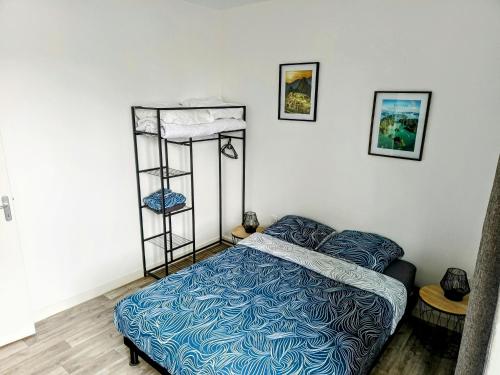 une chambre avec un lit et un lit superposé dans l'établissement Appartement T2 N3, Proche Naval Group et Centre Ville, à Cherbourg en Cotentin