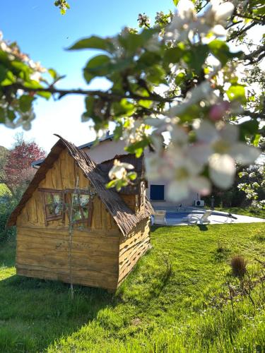 Afbeelding uit fotogalerij van Insolite avec piscine Au Bonheur Comtois in Ronchamp