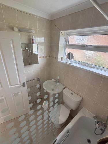 a bathroom with a toilet and a sink at Cliff End Self catering bungalow with sea views in beautiful rural West Wight Free WiFi and ferry offers available Short walk to beach in Isle of Wight