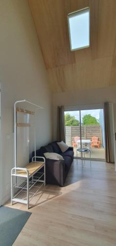 un salon avec un canapé et une table dans l'établissement Maisonnette avec jardin, à Guérande