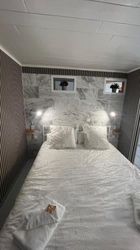 a bedroom with a large bed with white sheets and pillows at Zum Sterngässchen in Ludwigshafen am Rhein