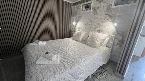 a bedroom with a white bed with towels on it at Zum Sterngässchen in Ludwigshafen am Rhein