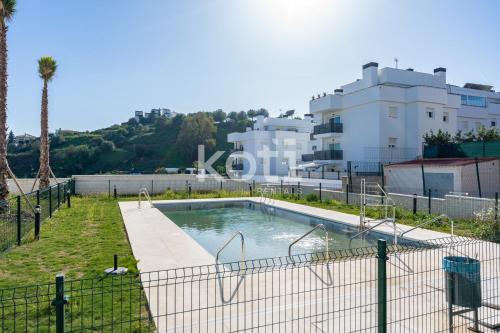 ein Schwimmbad vor einem Gebäude in der Unterkunft Koti Rentals - Azarbe in Santa Fe de los Boliches
