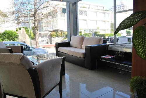 a living room with a couch and a table at Hotel Castilla in Punta del Este