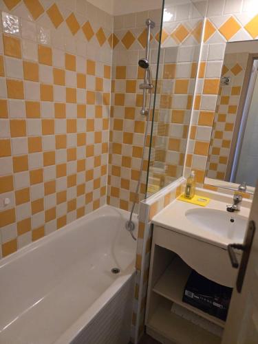 une salle de bain avec une baignoire et un lavabo et une baignoire dans l'établissement RENOIR 1265 Villa Francia - F2 très belle vue mer, à Cannes