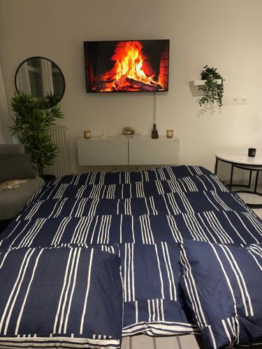 - une chambre avec un lit et une cheminée sur le mur dans l'établissement Lovely apartment-near Orly-free private parking, à Athis-Mons