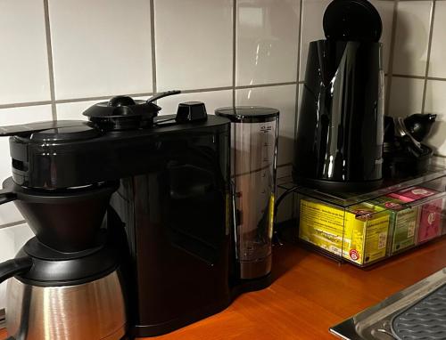 a coffee maker on a counter next to a coffeemaker at Ferienwohnung am Freibad in Emden
