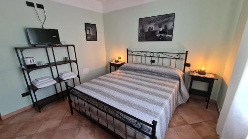 una camera da letto con un letto e due comodini di Foresteria due Galli a San Martino del Lago