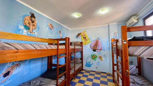 Voodi või voodid majutusasutuse The Galley Party Hostel toas