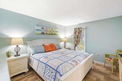 ein Schlafzimmer mit einem Bett und einem Fenster in der Unterkunft 1409 West Beach Villa by Akers Ellis Rentals in Kiawah Island