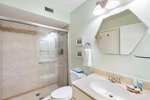ein Badezimmer mit Dusche, Waschbecken und Toilette in der Unterkunft 1409 West Beach Villa by Akers Ellis Rentals in Kiawah Island