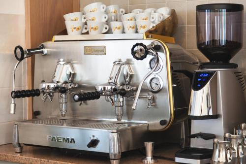 Utensilios para hacer té y café en Hotel Alex