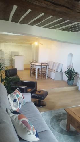 un salon avec un canapé et une table dans l'établissement Charmant appartement au coeur du village, à Tourrettes-sur-Loup