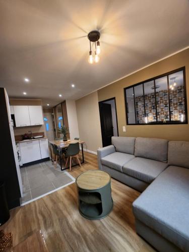 un salon avec un canapé et une table dans l'établissement Dolce Vita, à Sète