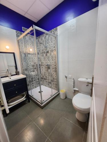 une salle de bain avec une douche, des toilettes et un lavabo dans l'établissement Dolce Vita, à Sète
