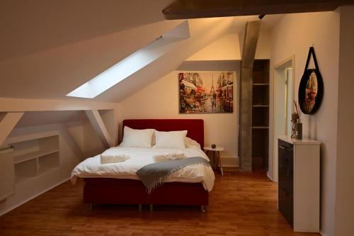a bedroom with a large bed in a attic at Loftstyle Wohnung in Wiesbaden in Wiesbaden