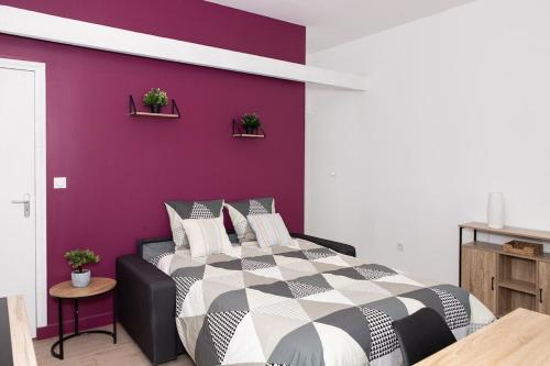 Postel nebo postele na pokoji v ubytování Le velours royal