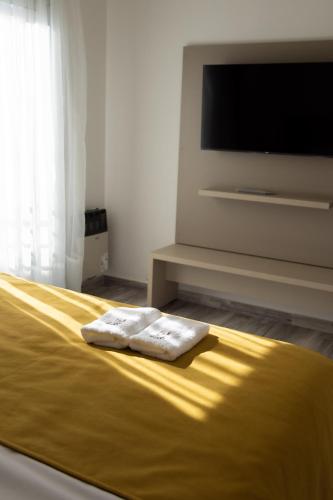 a bedroom with a bed with two towels on it at Los Molinos, confort, estilo y privacidad en Barrio Estación in Villa Mercedes