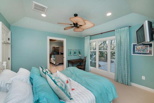 Una sala de estar con un sofá y un ventilador de techo. en 24 Surfsong Road by Akers Ellis Rentals, en Kiawah Island