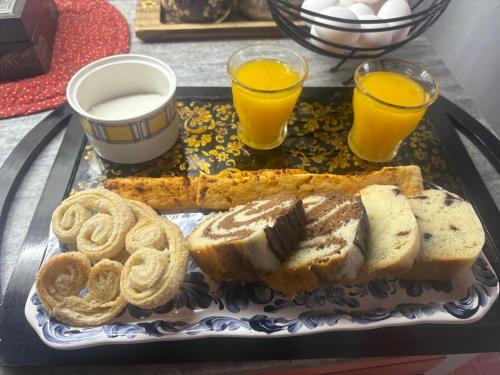a tray with bread and eggs and two glasses of milk at Apart Los Cerrillos in Balcarce
