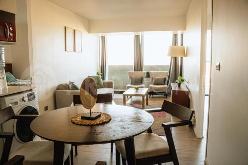 una cucina e un soggiorno con tavolo e sedie di PRO HOME Balmaceda IV ad Antofagasta