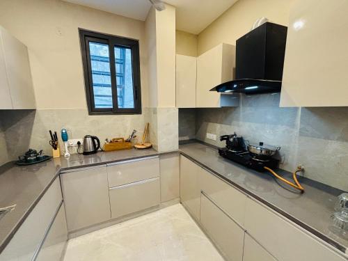 Η κουζίνα ή μικρή κουζίνα στο 2BHK Velvet retreats