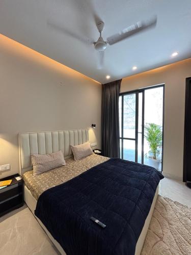 Ένα ή περισσότερα κρεβάτια σε δωμάτιο στο 2BHK Velvet retreats