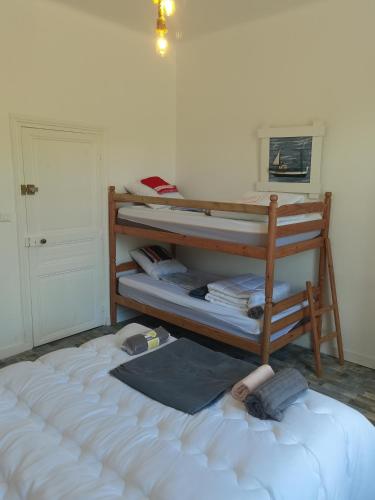Voodi või voodid majutusasutuse Domaine Duchentyls Chambres d hotes toas
