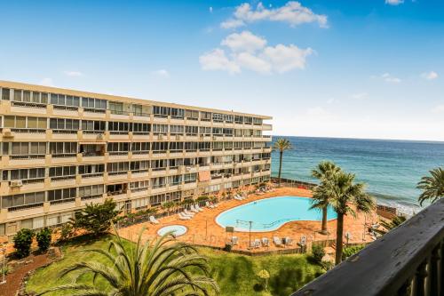 Blick auf ein Hotel mit Pool und Meer in der Unterkunft Aguila Playa Beach Escape in Maspalomas
