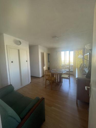 un salon avec une table et une salle à manger dans l'établissement Appartement T3 2ème étage, à Seignosse