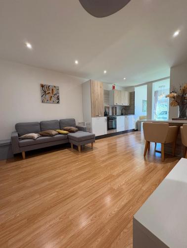 un salon avec un canapé et une cuisine dans l'établissement Andromède, à Ensuès-la-Redonne