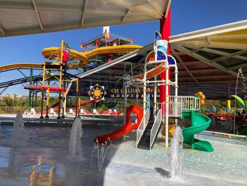 a water park with a water slide and a roller coaster at Spazzio 631 Diroma COM CLUBE GRATIS TODO DIA in Caldas Novas