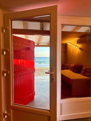 Postel nebo postele na pokoji v ubytování Cave Beach House Milos