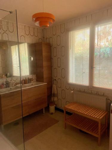 une salle de bain avec une douche, un lavabo et un miroir dans l'établissement Le Moulin de Frise, à Frise